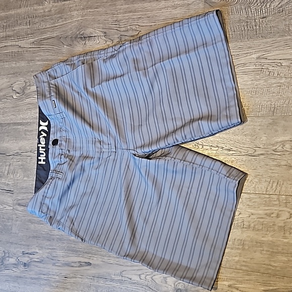 Hurley Men's Grey Striped Size 30 Shorts - Picture 1 of 5